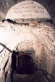 La discenderia che permette l'accesso alla catacomba