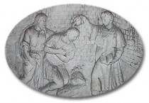 Particolare del bassorilievo, raffigurante il battesimo.