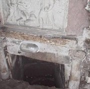 La nicchia che ancora oggi custodisce la pozza d'acqua.