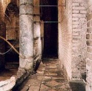 Una parte del colonnato con il conservato pavimento marmoreo