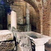 Particolare della vasca marmorea e di una colonna superstite.