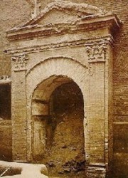 L'antica porta di accesso alla caserma.